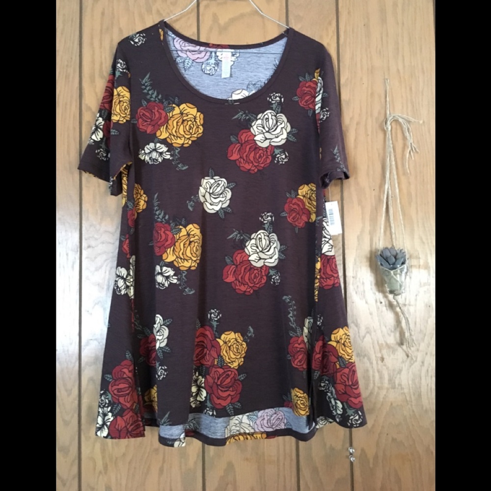 BNWT Medium LulaRoe Perfect Tee